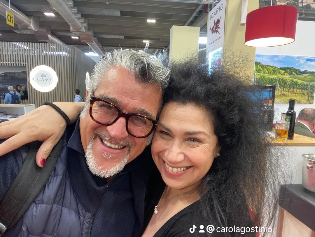 Vinitaly 2024: Un Viaggio nel Cuore della Cultura Enologica, Carol Agostini al Vinitaly 2024, Carol Agostini con Roberto Cipresso