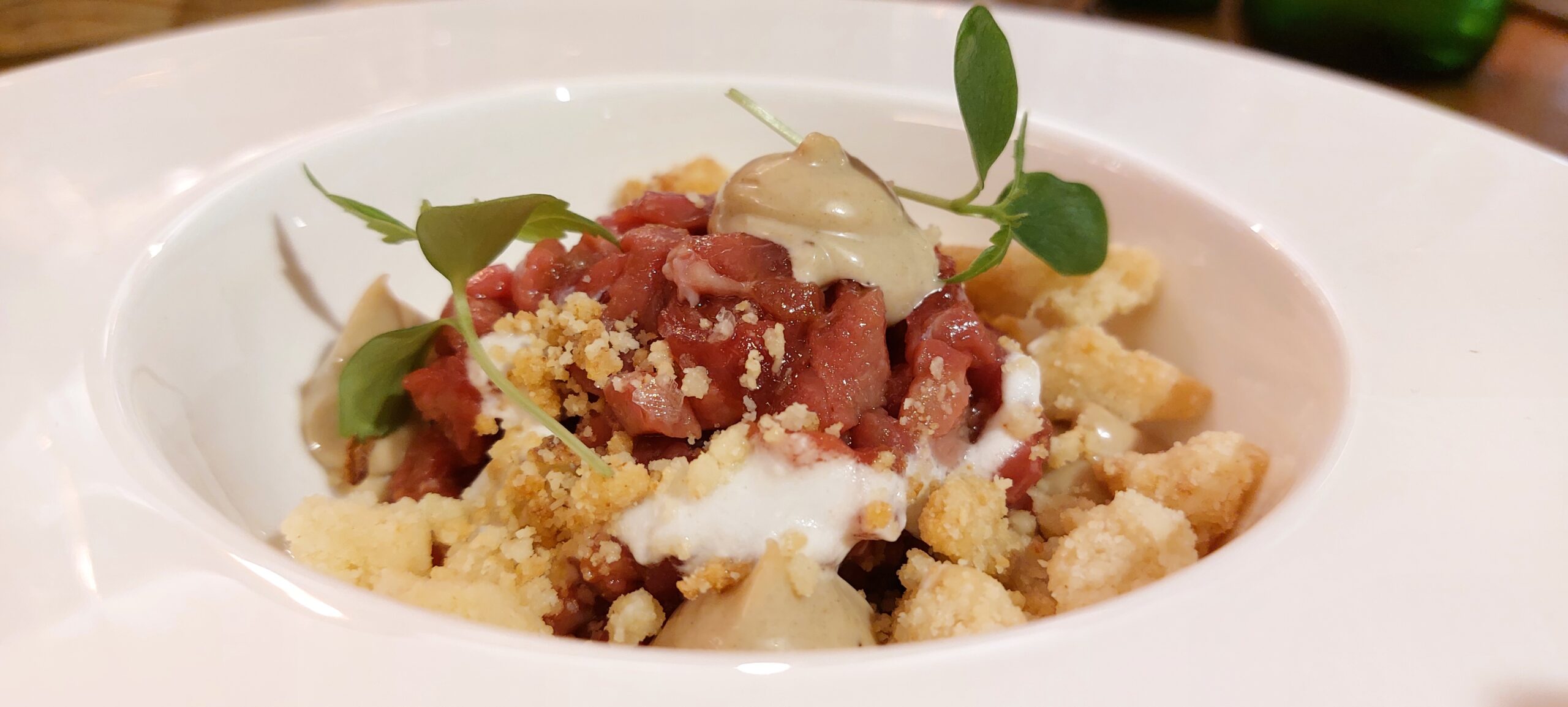 Battuta di manzo al coltello, maionese all'aglio nero, salsa al cocco e biscotto al parmigiano, Cena abbinamento vini Podere Pellicciano, foto di Carol Agostini