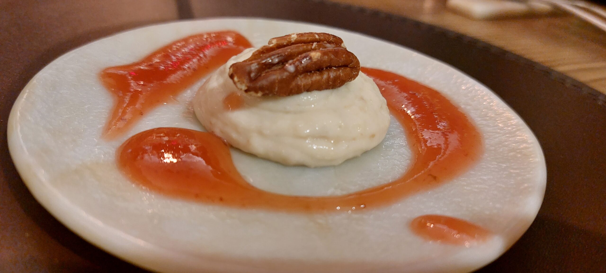 Spuma di formaggio erborinato di capra e noci pecan tostata e salsa di susine, cena con abbinamento vini Podere Pellicciano, foto di Carol Agostini