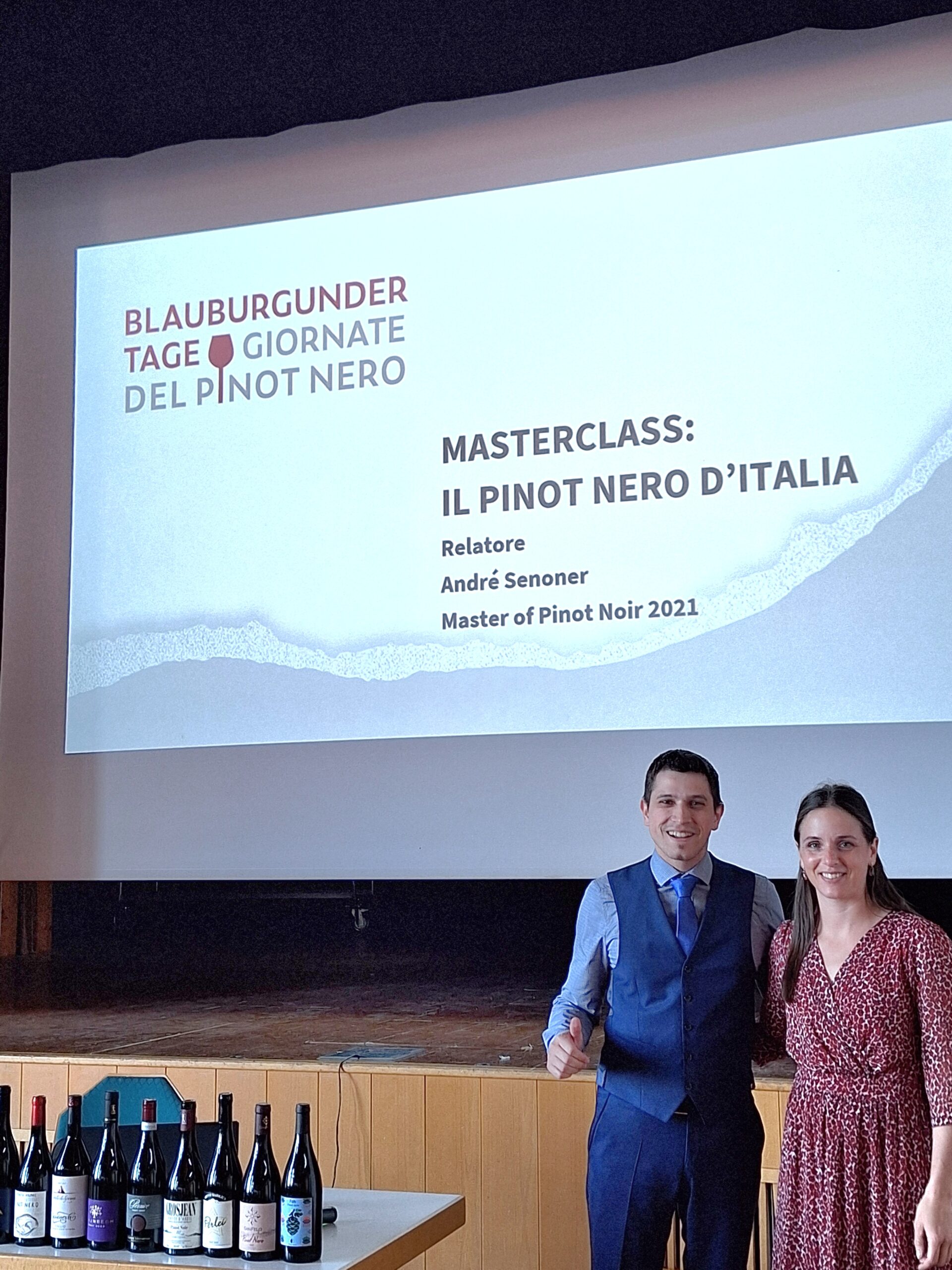 La presidente delle Giornate del Pinot Nero Ines Giovanett e il Sommelier André Senoner, foto dell'autrice, articolo: Blauburgundertage 2024, le giornate del Pinot Nero