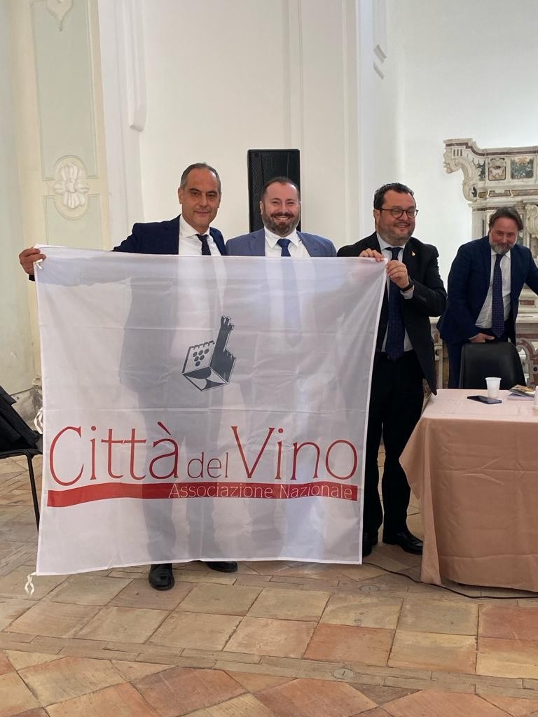 Bandiera delle Città del Vino, loro degno aumento 2024, Gaetano Cataldo, foto di redazione e comunicato