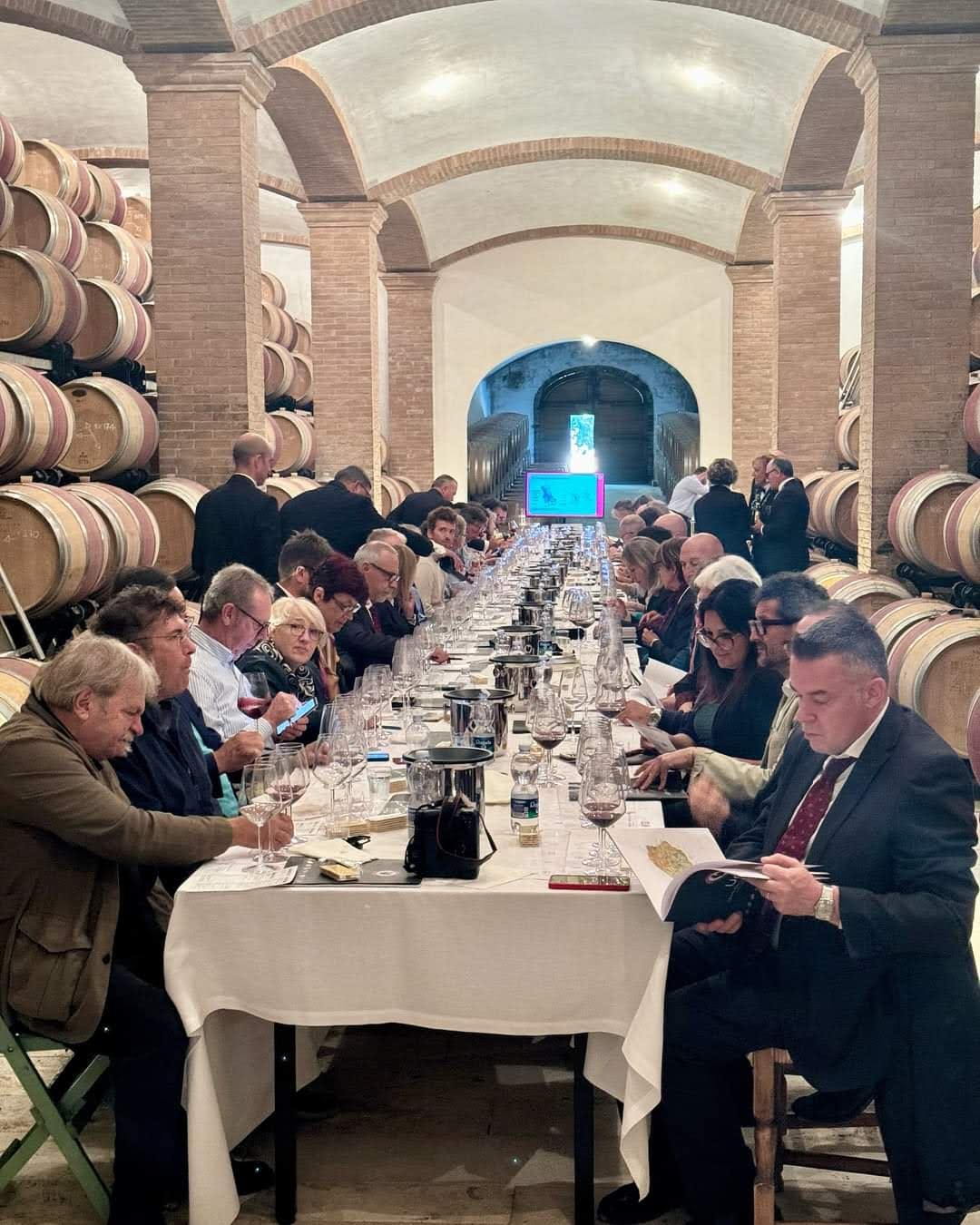 Tavolo di degustazione nella suggestiva barricaia di Fèlsina, foto dell'autore