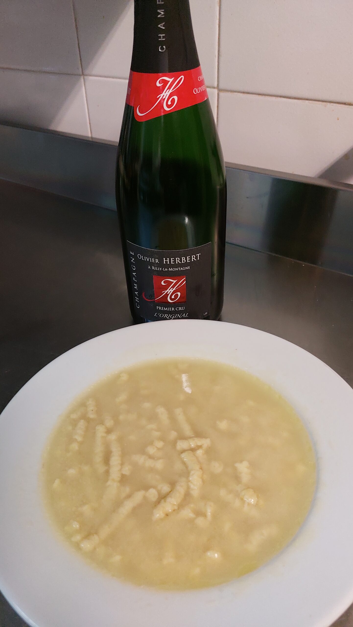 Passatelli in brodo in abbinamento Champagne Brut Tradition Maison Olivier Herbert, articolo: Casale della Mandria, Champagne, vini e fantastici chef 2024, foto di Carol Agostini