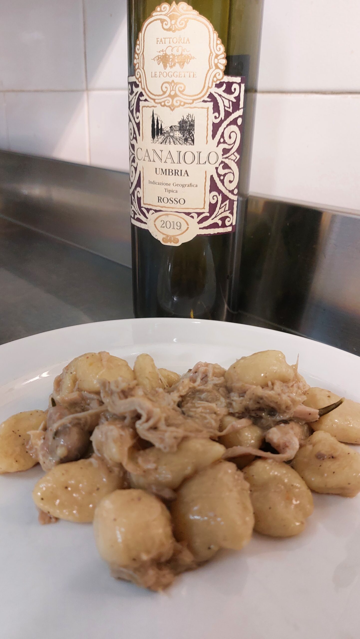 Gnocco di Patate cotte sotto la brace con ragù di coniglio, articolo: Casale della Mandria, Champagne, vini e fantastici chef 2024, foto di Carol Agostini