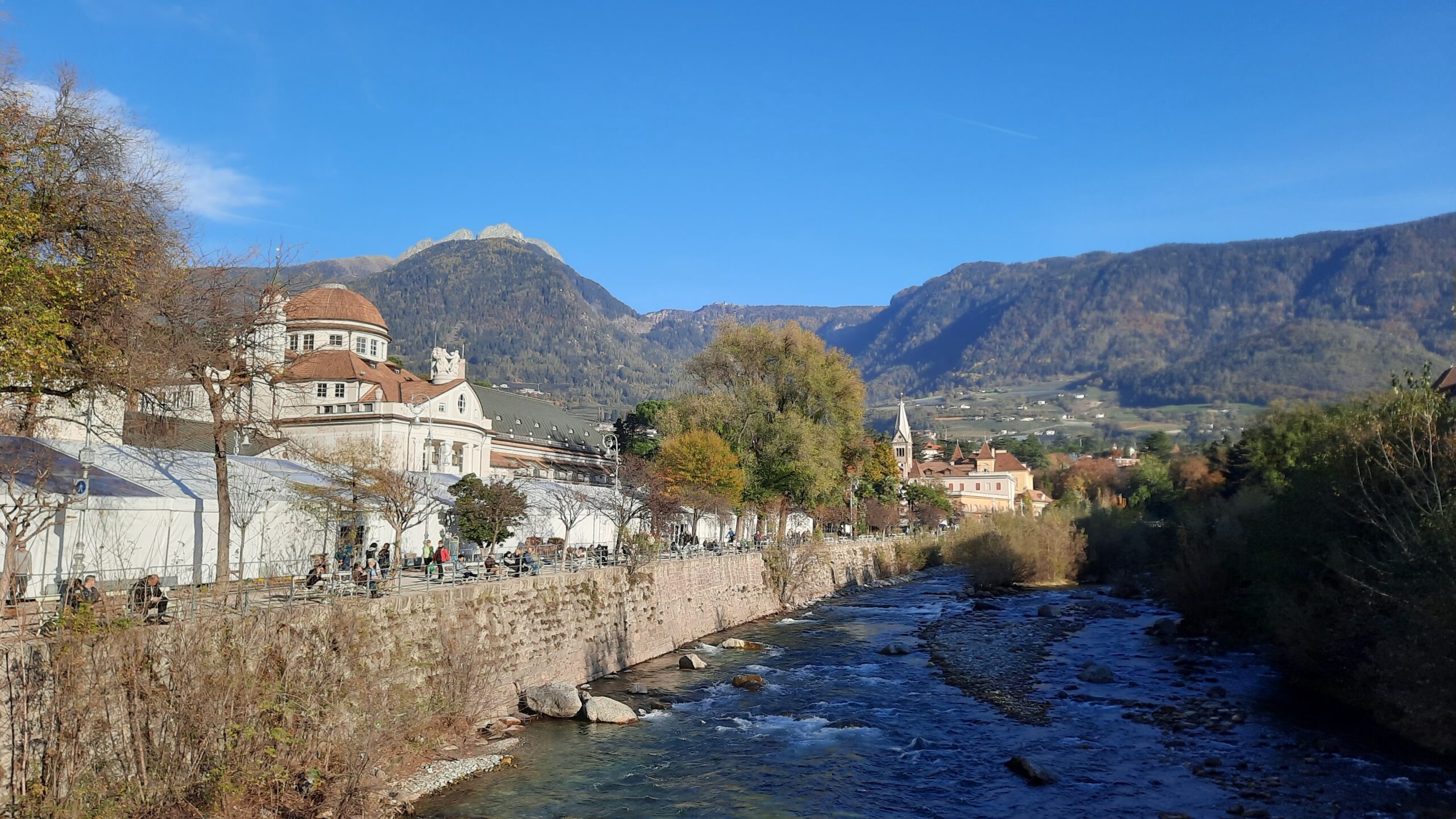 Merano autentico paese di assaggi vinicoli 2024, foto dell'autore, Il Kurhaus visto dal Ponte che attraversa il Passirio