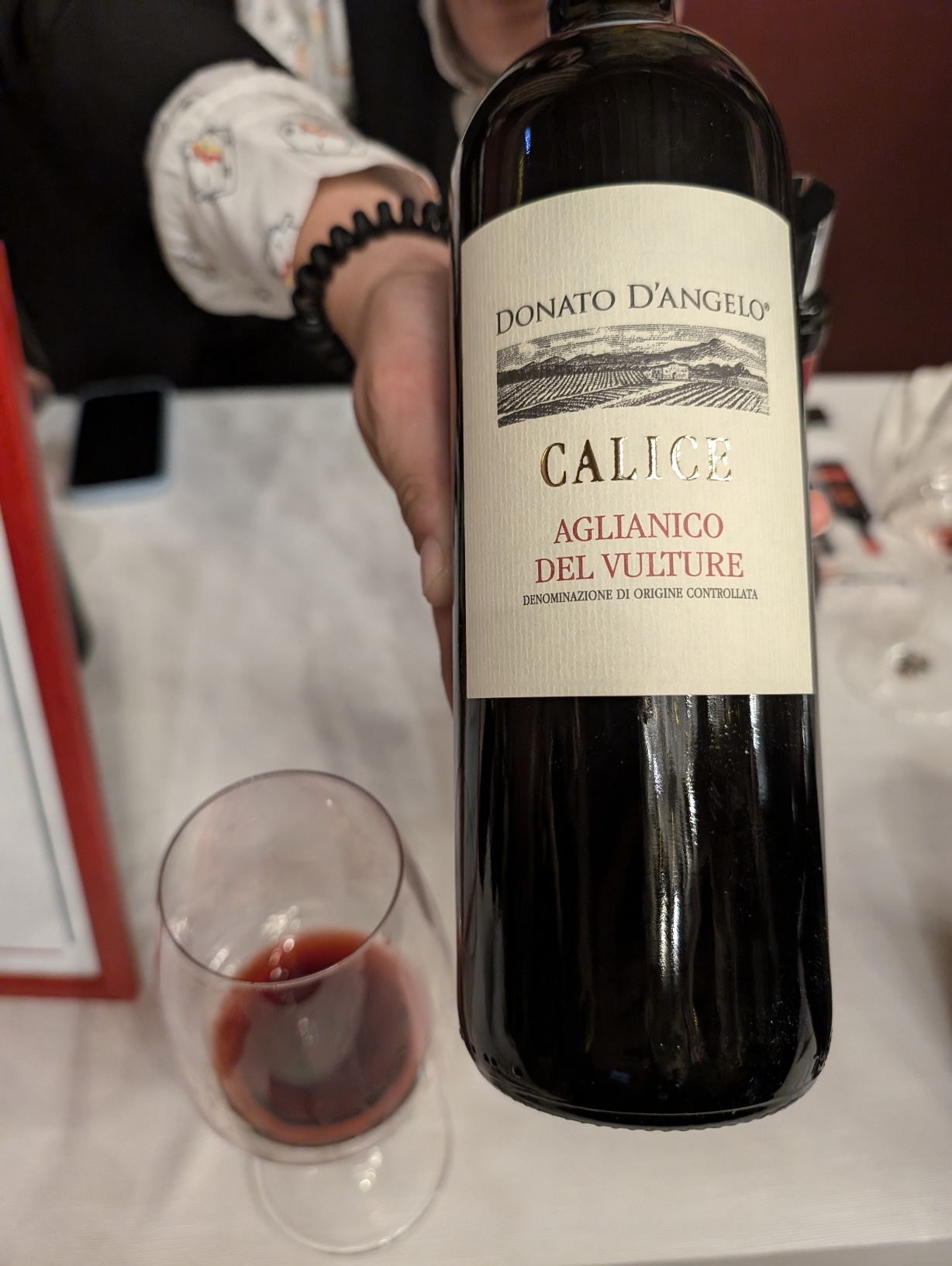 Calice ‘22 Aglianico del Vulture Donato D’Angelo di Filomena Ruppi, articolo: Berebene 2025, formidabile risultato della Guida del Gambero Rosso, foto dell'autrice