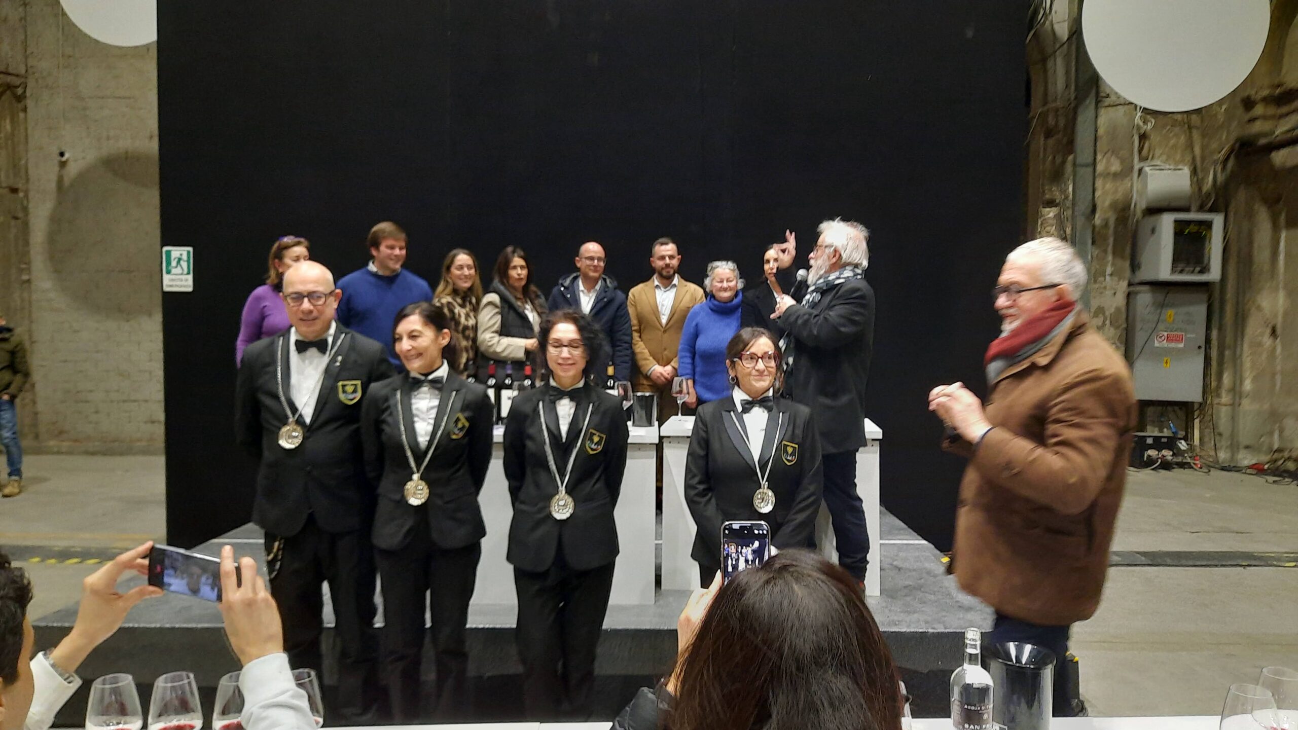 I produttori con Leonardo Romanelli e i Sommelier Fisar, articolo: Saranno Famosi nel Vino 2024, evento vinicolo di successo, foto dell'autore