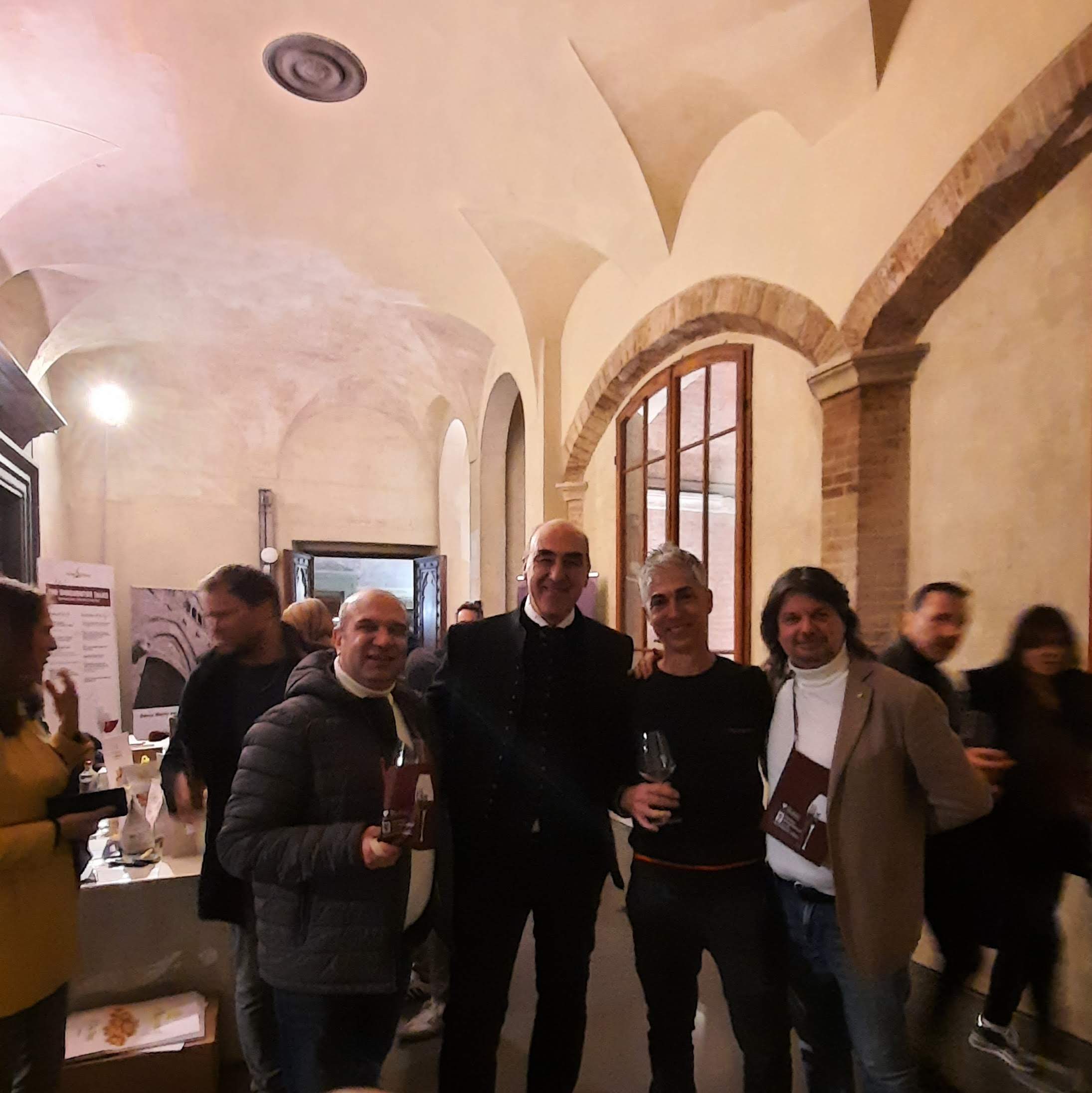 Wine&Siena 2025 Capolavori del gusto di successo, foto dell'autore, Helmut Köcher e Gianpaolo Betti con amici