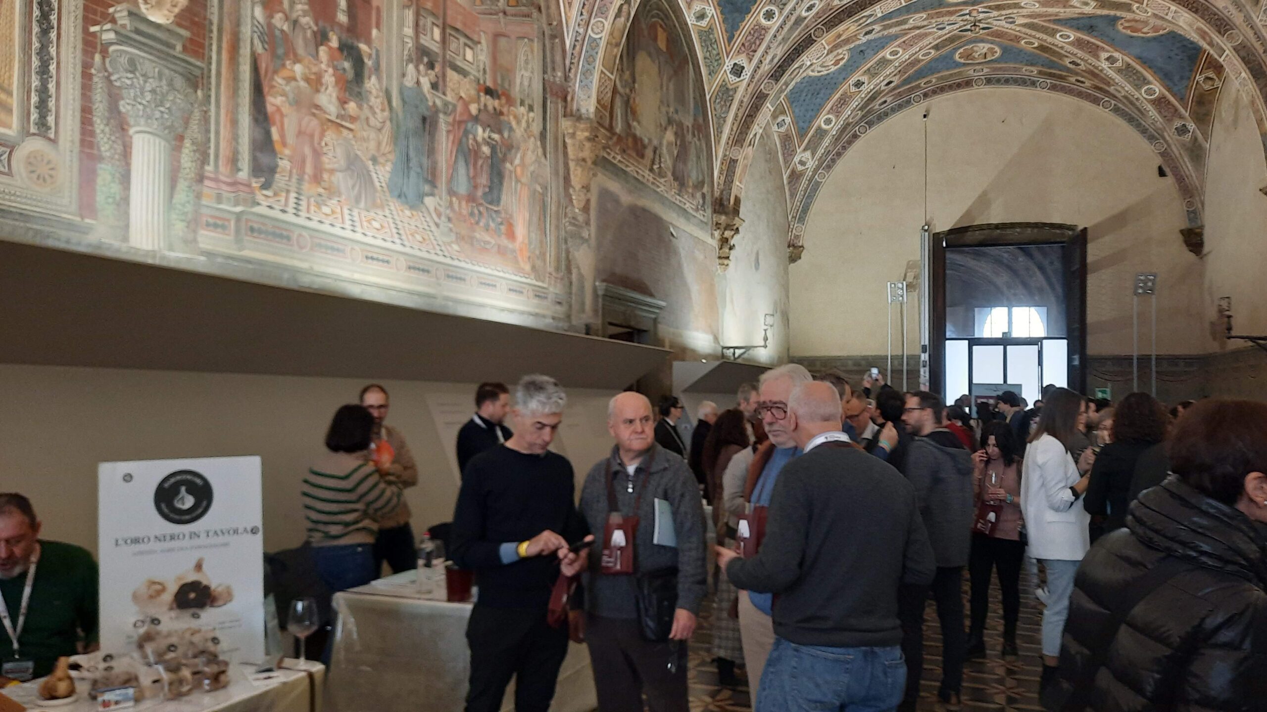 Uno dei saloni del Santa Maria della Scala, articolo: Wine&Siena 2025 Capolavori del gusto di successo, foto dell'autore